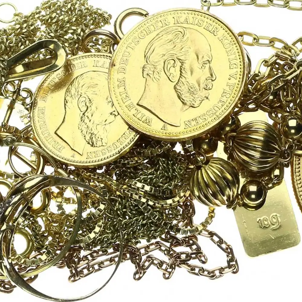 Haufen mit Goldmünzen und Goldschmuck